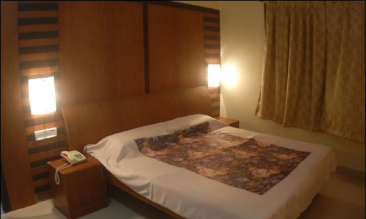 Well-Furnished Room Well-Furnished Room