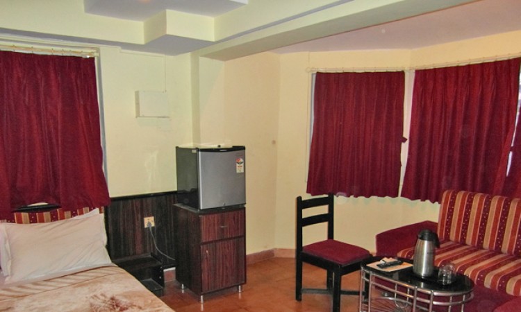 Well-Furnished Room Well-Furnished Room
