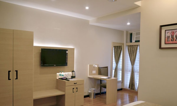 Well-furnished Room