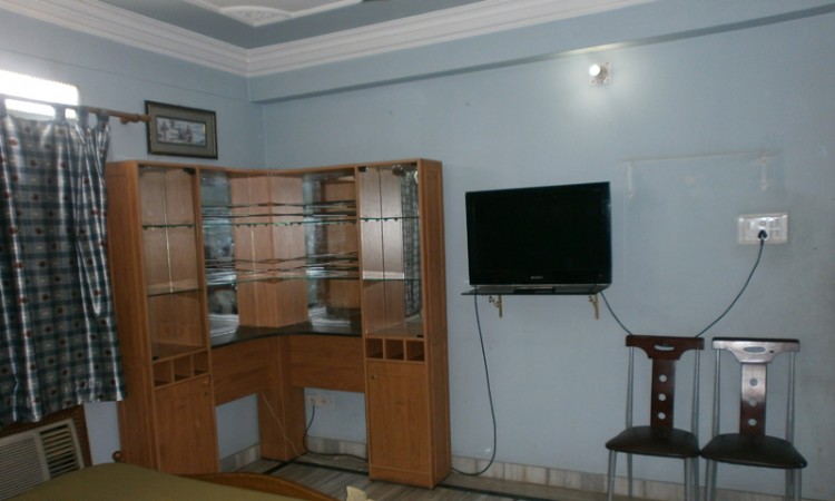 Well-furnished Room