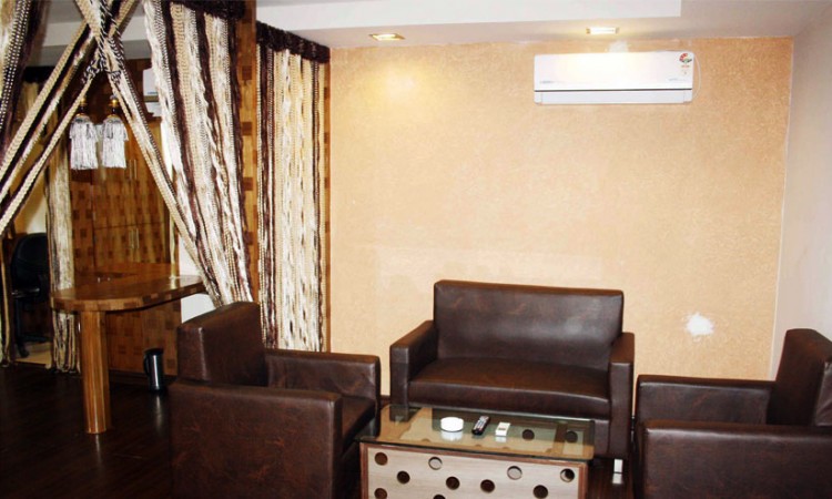 Well-furnished Room Well-furnished Room