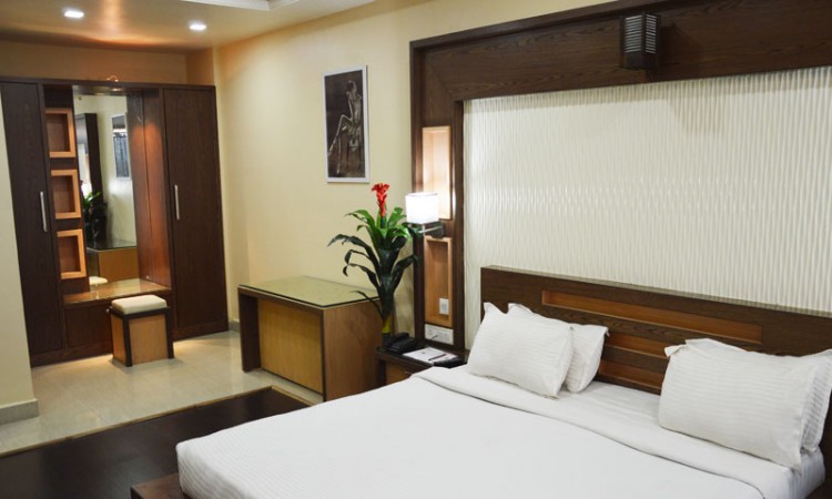 Well-furnished Room