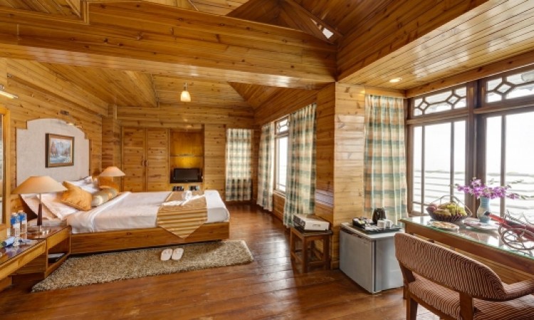 Well-furnished Room