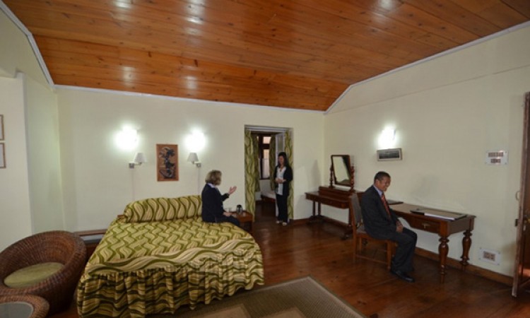 Well-furnished Room