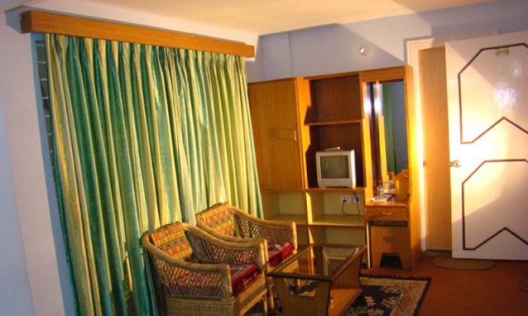 Well-furnished Room