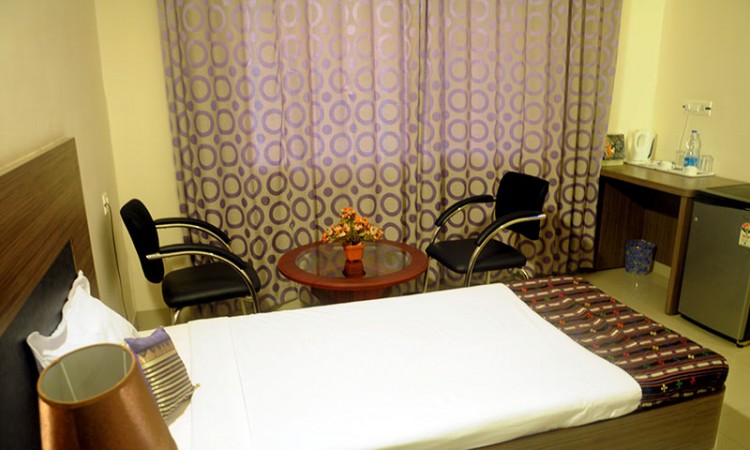 Well-furnished Room Well-furnished Room