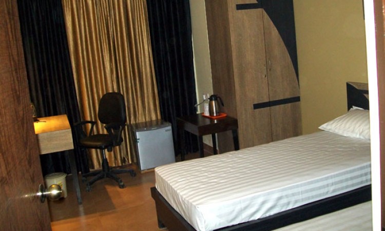 Well-furnished Room Well-furnished Room