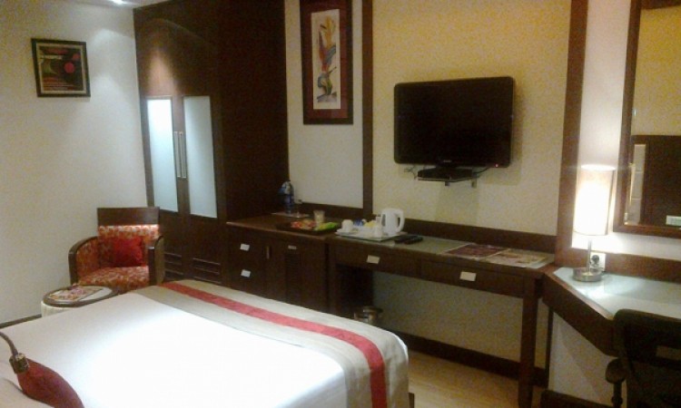 Well-furnished Room