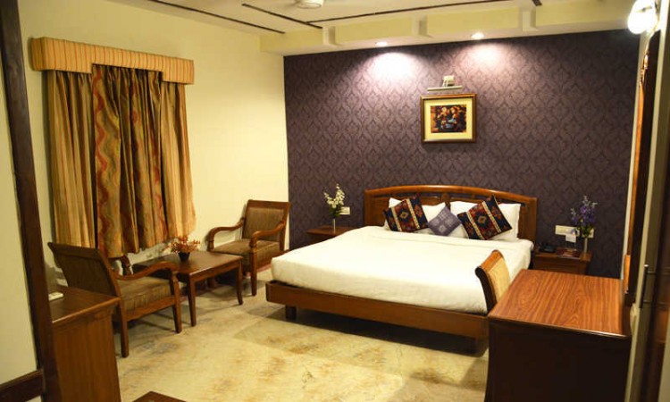 Well-furnished Room