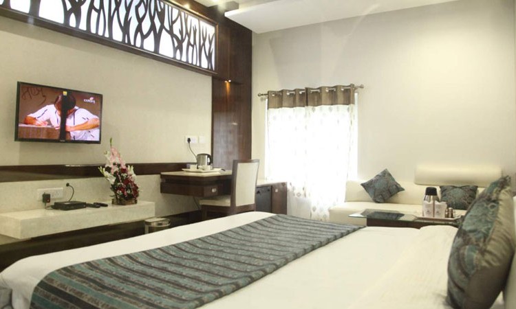 Well-furnished Room