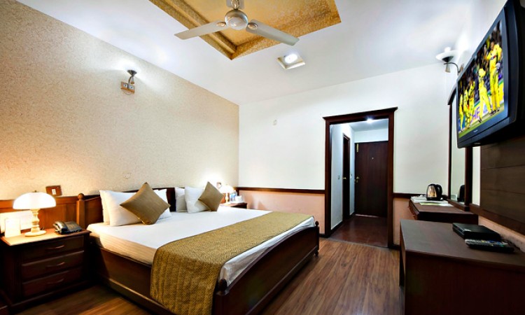 Well-furnished Room Well-furnished Room