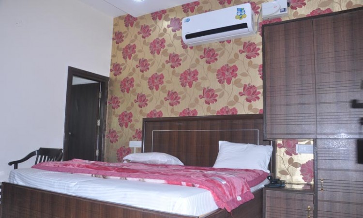 Well-Furnished Room Well-Furnished Room