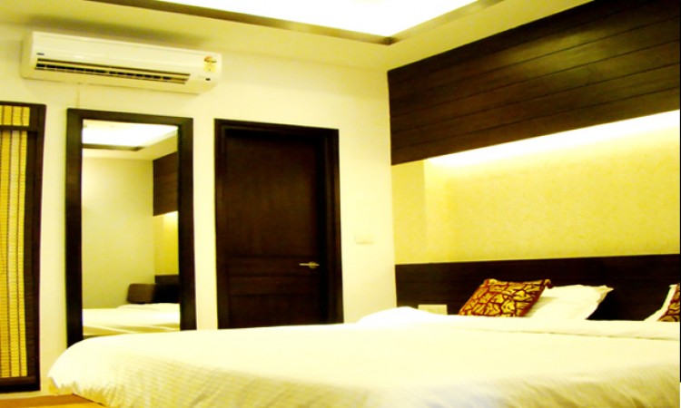 Well-furnished Room Well-furnished Room