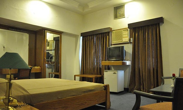 Well-furnished Room