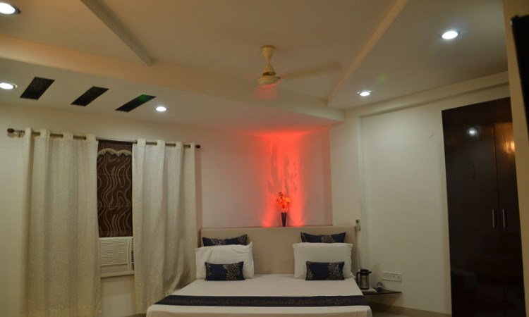 Well-furnished Room Well-furnished Room