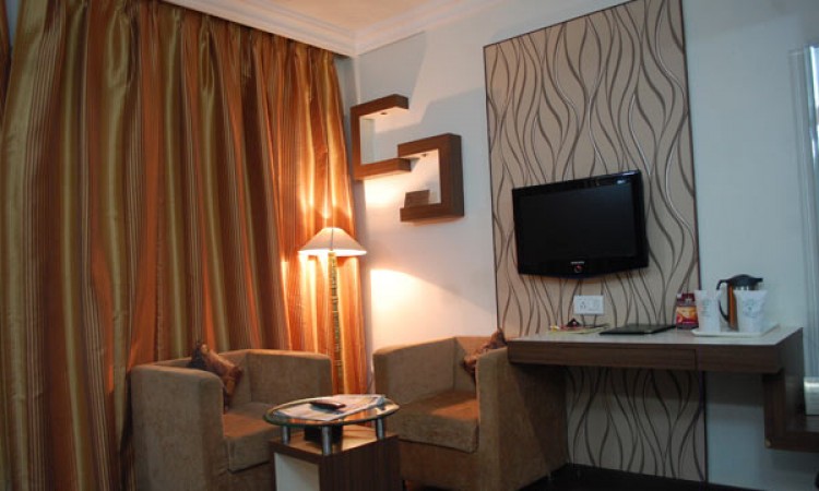 Well-furnished Room Well-furnished Room