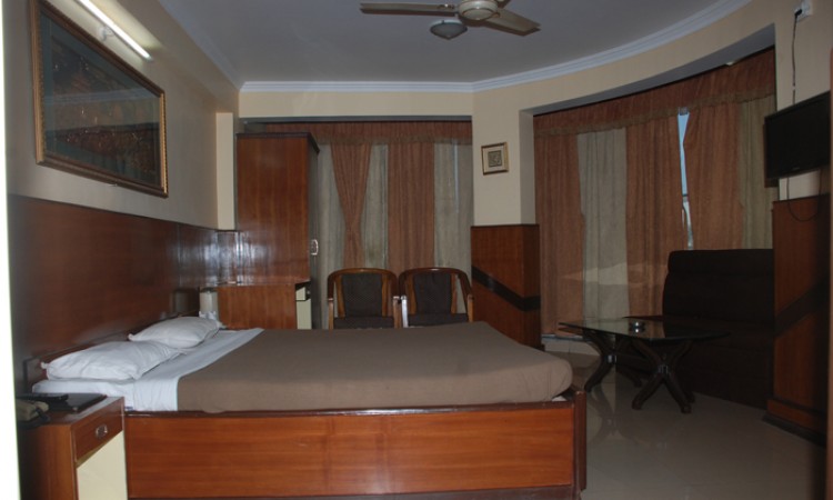 Well-furnished Room Well-furnished Room