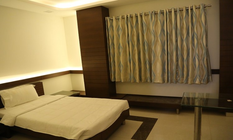 Well-furnished Room