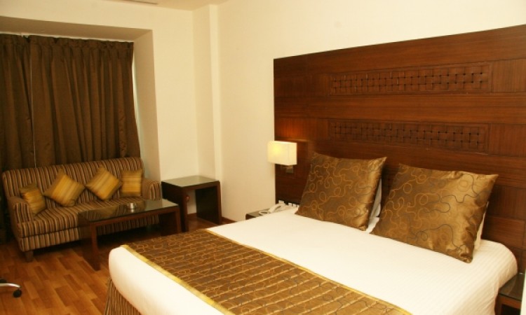Well-furnished Room