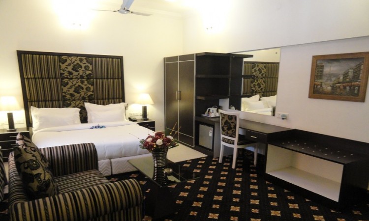 Well-furnished Room Well-furnished Room