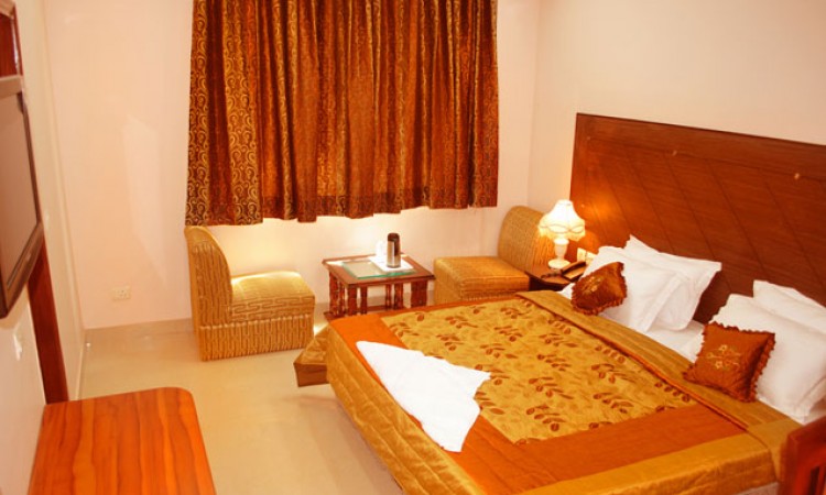 Well-furnished Room Well-furnished Room