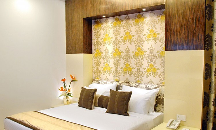Well-furnished Room