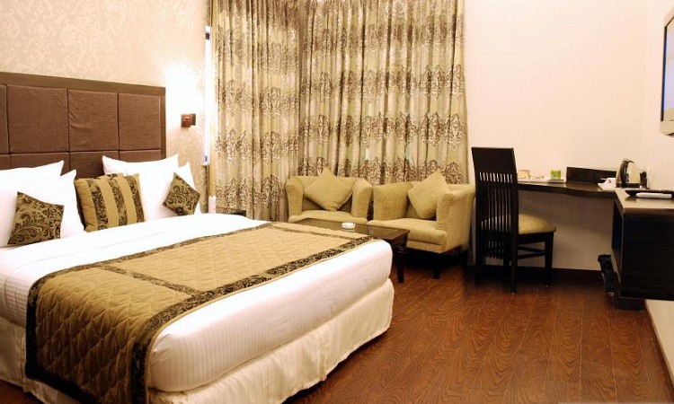 Well-furnished Room Well-furnished Room