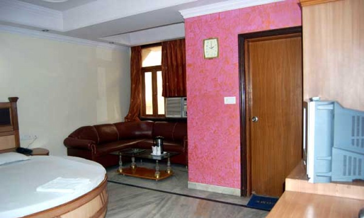 Well-furnished Room