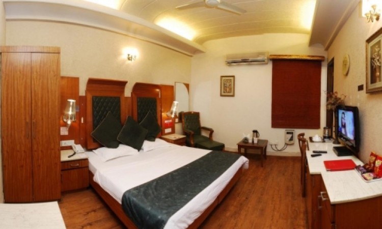 Well-furnished Room Well-furnished Room
