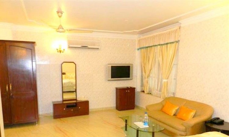 Well-furnished Room Well-furnished Room