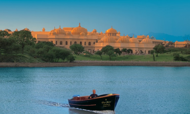 Hotel on the bank of Lake Pichola Hotel on the bank of Lake Pichola